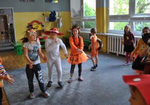 Grupa dzieci tańczy. Ujęcie 2